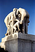 Oslo, Norvegia.Parco Vigeland. Uno dei gruppi scultorei realizzati sulla scalinata su cui sorge il famoso monolito.